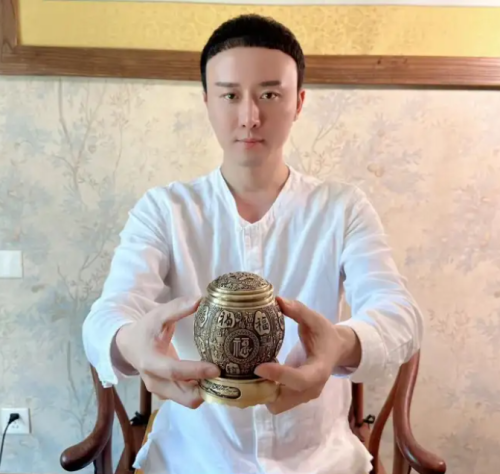 现在我说个项目，你立马去做，100%能搞到钱。