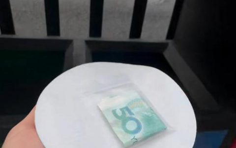 藏钱在路边垃圾桶和草丛里竟然也花出花样来了